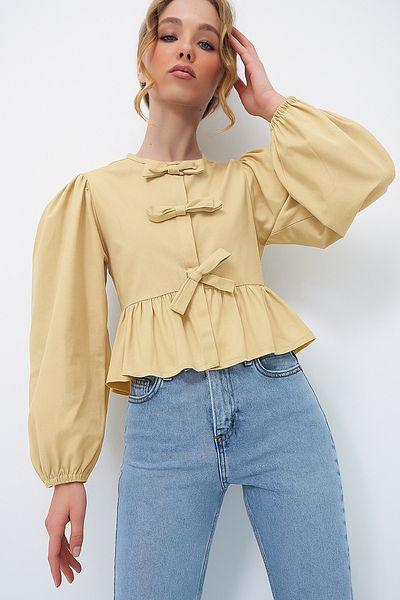 Trend Alaçatı Stili Beige Popeline-Bluse mit Rundhalsausschnitt und Schleife – ALC-X13375