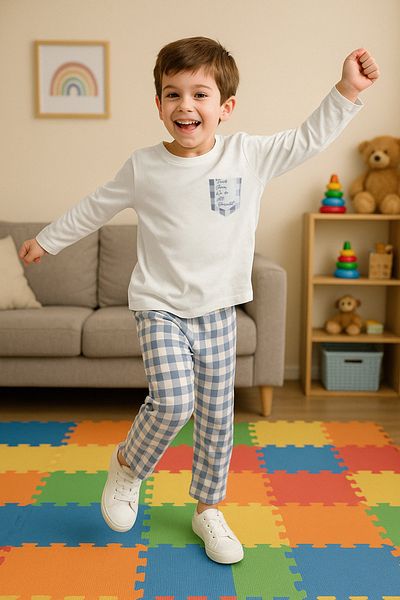 TRENDYOLKIDS Fiú szürke nyomtatott pizsama készlet - kötött felső és alsó szett Tkdaw25au00093