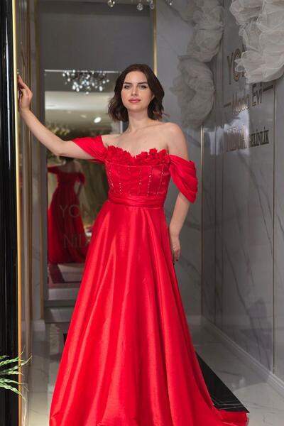 Yonca Moda Evi Kırmızı Düşük Omuz Yaka Çiçekli Abiye 8400