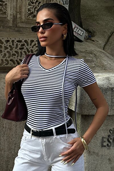 World Fashion Trends Bluză elastică cu mâneci scurte cu decolteu în V WFT8025