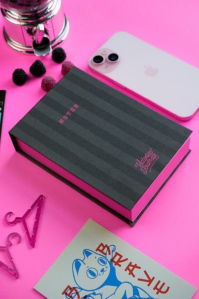 Victoria's Journals Настолен бележник с твърди корици. 80 грама хартия в цвят слонова кост, 340 листа. 11x15,8 см. Цветни кантове.