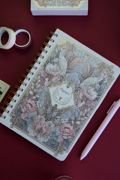 Victoria's Journals Седмичен планер с твърди корици, подвързан със спирала, без дата, с 12 отметки, 192 страници.