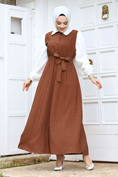 Tesettür Dünyası Długa sukienka z paskiem w talii i półprzesłonięciem z przodu TSD240249 Brązowa