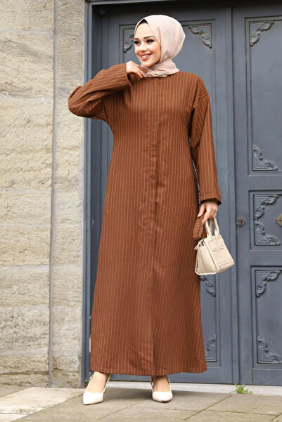 Tesettür Dünyası Brązowa Abaya z paskiem TSD240202, zapinana na ukryty zamek błyskawiczny w paski