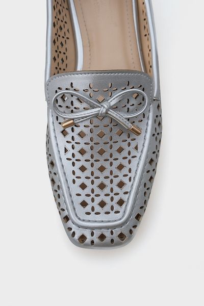 Capone Outfitters Сребрист метален дамски мокасини с шипове