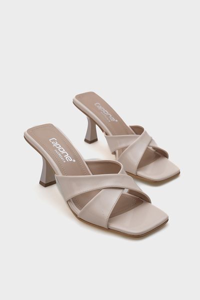 Capone Outfitters Γυναικείες παντόφλες Mavis Blunt Toe λουστρίνι με λουράκι με μεσαίο τακούνι