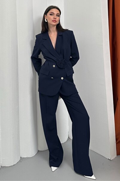 AKD Atelier Γυναικείο σετ παντελονιού διπλό μπλέιζερ με αξεσουάρ τριαντάφυλλο...