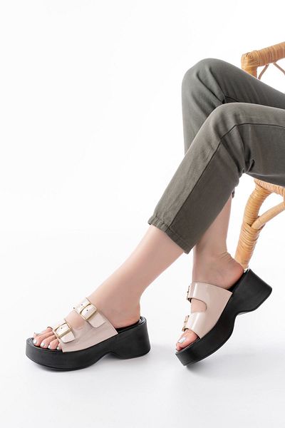 ASFSTORE 24414-574 Beige Patent Leather Buckle Wedge Heel Women's Slippers