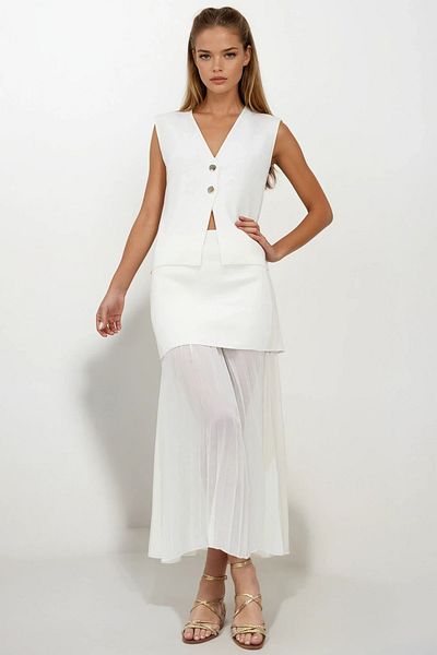 VAGGON Buttoned Vest and Pleated Design Skirt Knitwear Set