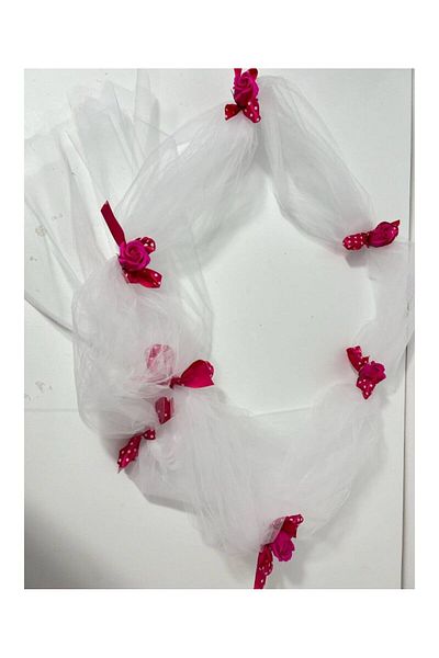 Botez Decor cristelnita din tulle alb, flori din sapun siclam, panglica siclam cu buline albe