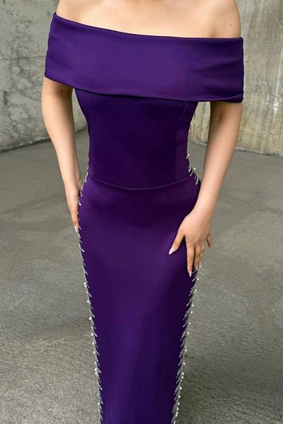 Modafeminen Rochie din țesătură scuba cu decolteu fără bretele cu perle laterale violet 583242