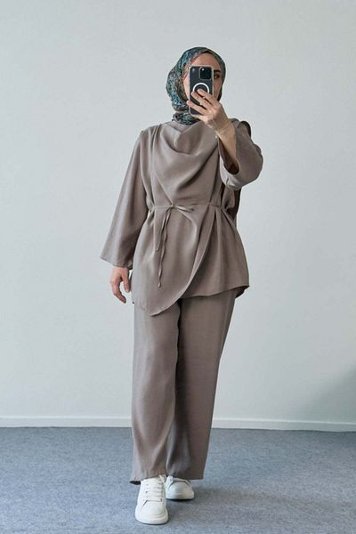 Hatun Atila بدلة مزدوجة مع بنطلون بحزام وتفاصيل ملفوفة ذاتية 8027 - مينك