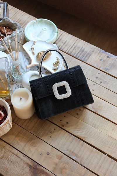 Moom Bag Дамска чанта през рамо с черна катарама и верижка