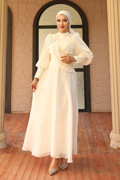 Olcay Ausgestelltes Yorgo-Seiden-Abendkleid mit Hijab und Broschendetail, Elefantenzahn 1242