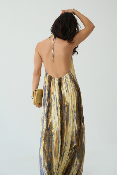 LOOSH Kadın Sarı Batik Desenli Boyundan Bağlama Detaylı Sırt Dekolteli Uzun Kloş Elbise