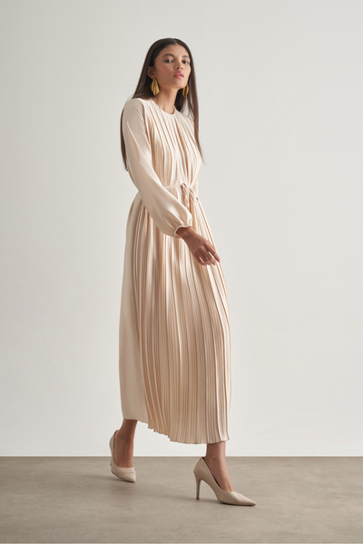 Mizalle Saten Dokulu İnce Piliseli Ekru Maksi Elbise