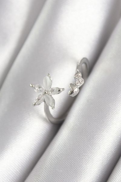 Clariss Brass Silver Color Zircon Stone Flower Model Heart Detail Women's Ring