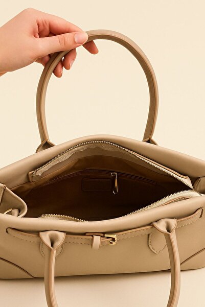 Timeless Kadın Bej Tokalı El ve Omuz Çantası – Şık, Geniş Hacimli Günlük Model