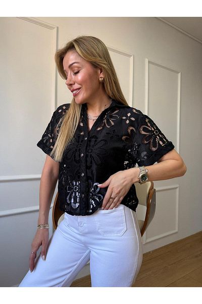 Size Özgü Cămașă neagră cu detalii florale