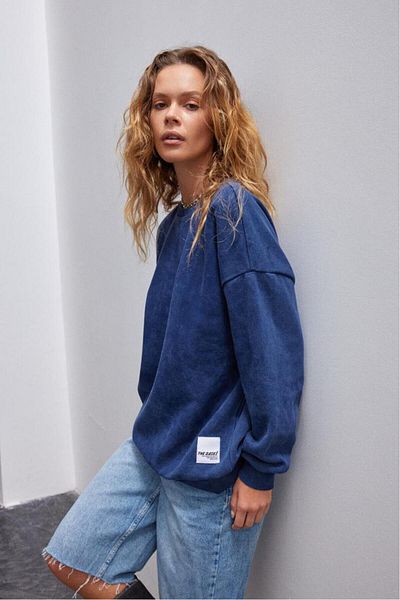 bases. Basic Crew Neck Oversized Sweatshirt with Faded Effect and Fleece Inside