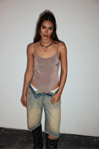 bases. Σώμα με λεπτό λουράκι