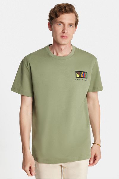 Tudors Μπλουζάκι Relax Fit Casual Cut από βαμβακερό μπλουζάκι με λαιμόκοψη μπροστά και πίσω με λεπτομέρεια εκτύπωσης και κεντήματος