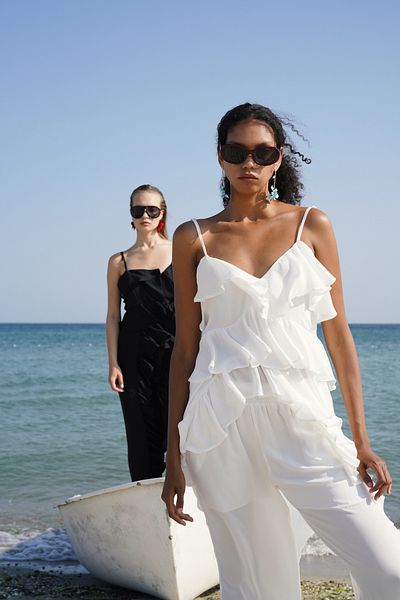 Black Fashion Λεπτομέρεια με λουράκι βολάν Ασύμμετρη λευκή μπλούζα από τούλι
