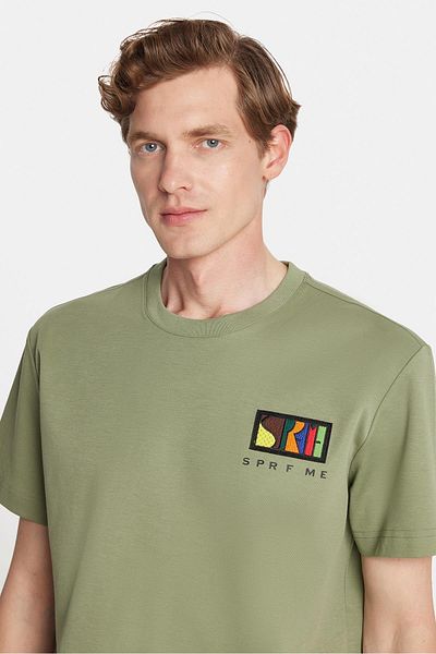Tudors Μπλουζάκι Relax Fit Casual Cut από βαμβακερό μπλουζάκι με λαιμόκοψη μπροστά και πίσω με λεπτομέρεια εκτύπωσης και κεντήματος