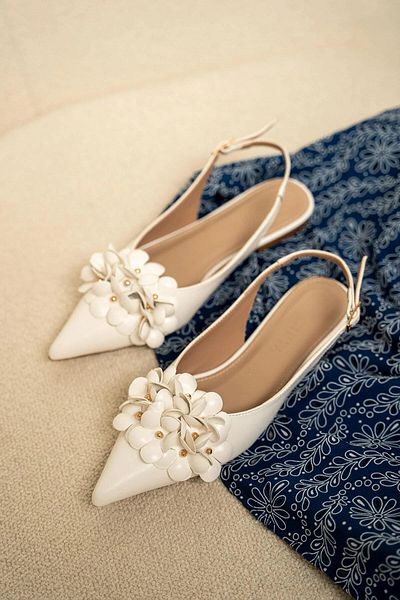 LamintaGlobal Alexa White Flower Detailed Ballerinas