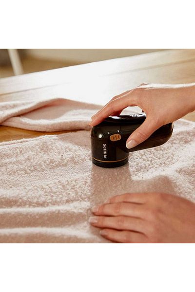 Philips 220-240V AA Battery Powered Fabric Shaver with Height Adjustment Cap Black and Brown