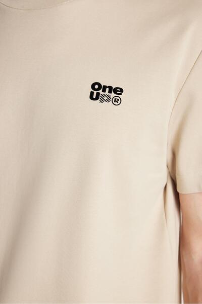 Tudors Ανδρικό μπλουζάκι με λαιμόκοψη μπεζ με λεπτομέρεια εκτύπωσης και κεντήματος Relax Fit Casual Cut βαμβακερό μπροστά και πίσω