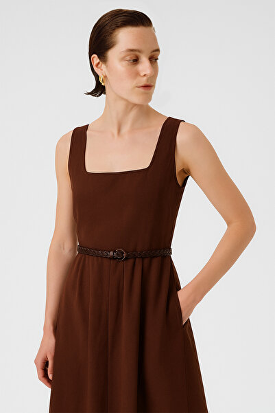 Triko Mısırlı Kahverengi Kare Yaka Kemer Detaylı Uzun Elbise