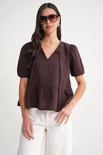 Mixray 4715 Γυναικεία μπλούζα μουσελίνας με κοντό μανίκι με γιακά καφέ