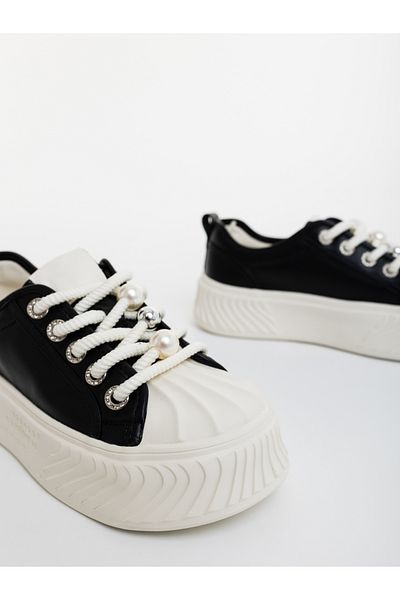 Kalapod Women's white and black sports shoes made of natural leather Parzana