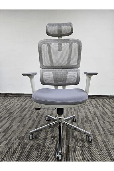 DEC41 Comfortable swivel office chair with a modern design