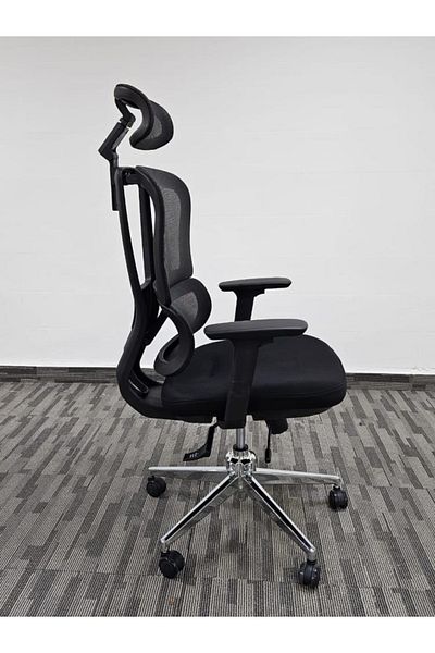 DEC41 Comfortable swivel office chair with a modern design