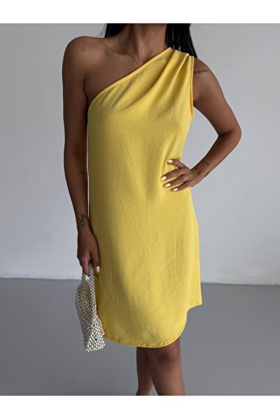 Buklemoda Rochie de damă din țesătură galbenă Ayrobin, cu un singur umăr
