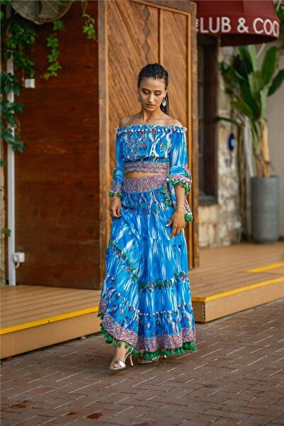 Miss Boheme مجموعة بلوزة تنورة مطرزة باللون الأزرق مع تفاصيل بوم بوم