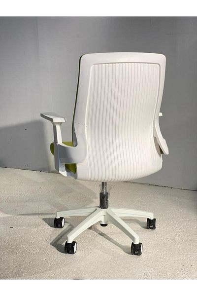 DEC48 Swivel office chair with elegant design and absolute comfort.