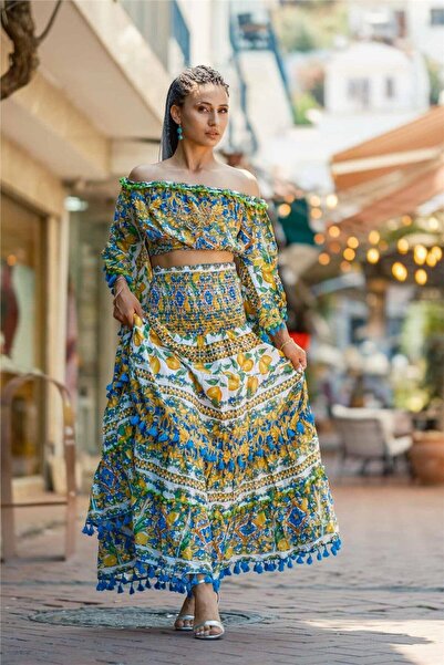 Miss Boheme طقم بلوزة تنورة مطرزة باللون الأصفر مع تفاصيل بوم بوم