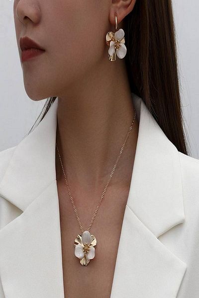 DEMOKAN Women's Necklace-Earring Set Special Series Imported Pearlescent Bud Flower Set