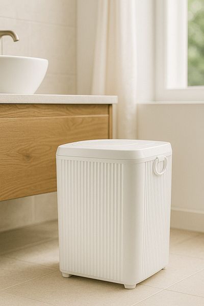 Sas Haus Σετ μπάνιου Lines Series White, 5 τεμαχίων ακρυλικό τετράγωνο κάδο απορριμμάτων 5 λίτρων, δοσομετρητής σαπουνιού, σετ βούρτσας 34