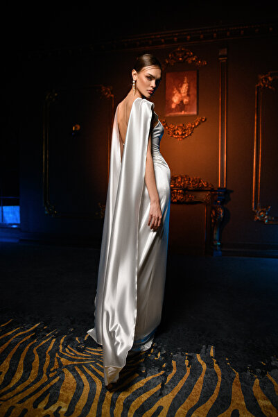 Gira official Beyaz Saten Kalp Yaka Şal Detaylı Uzun Elbise