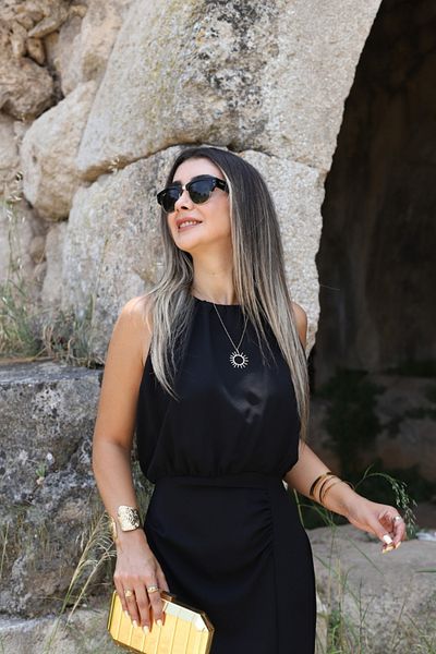 bytugcekaya Rochie neagră cu decolteu rotund cu detaliu de drapaj