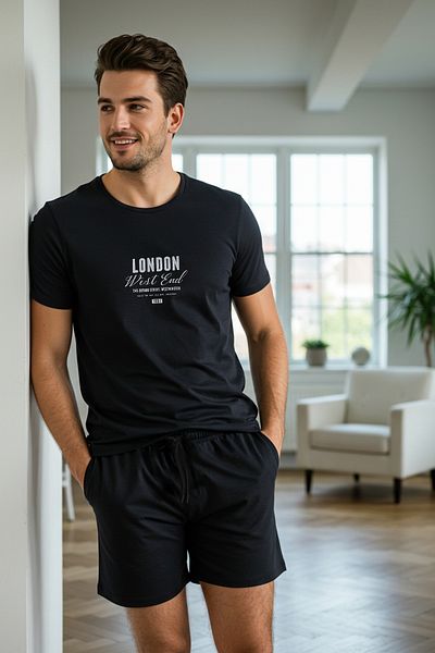 Trendyol Collection Schwarz bedrucktes Pyjama-Set mit normaler Passform und gestrickten Shorts TMNSS25PT00013