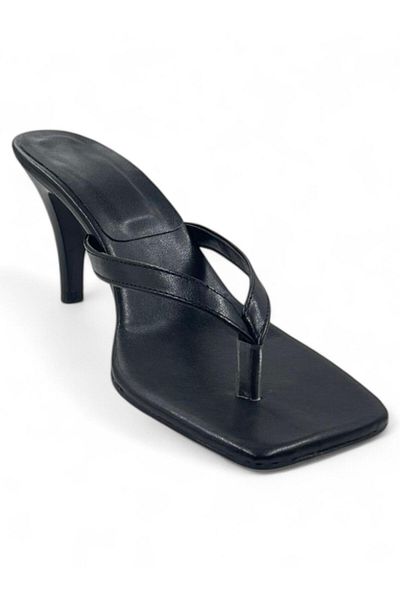 TRENDYOL SHOES Schwarze Flip-Flops mit quadratischer Zehenpartie für Damen mit dünnem Absatz TAKSS25TO00096