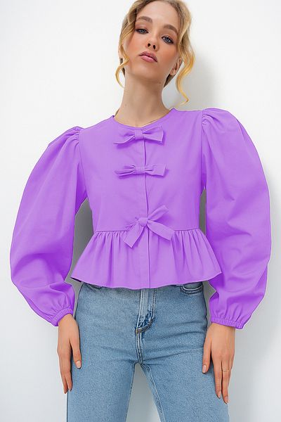 Trend Alaçatı Stili Dunkelfliederfarbene Damen-Bluse aus Popeline mit Rundhalsausschnitt und Schleife und Prinzessinnenärmeln ALC-X13375