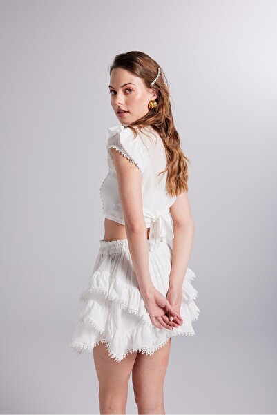 HOLLY LOLLY Укорочена блузка-пікс з деталями Brode білого кольору