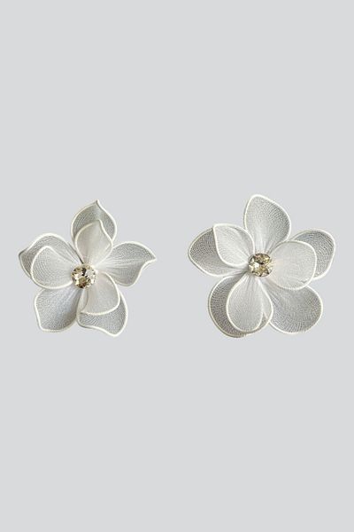 stravis White Flower Earrings