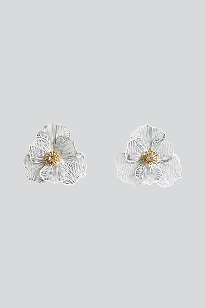 stravis White Flower Earrings